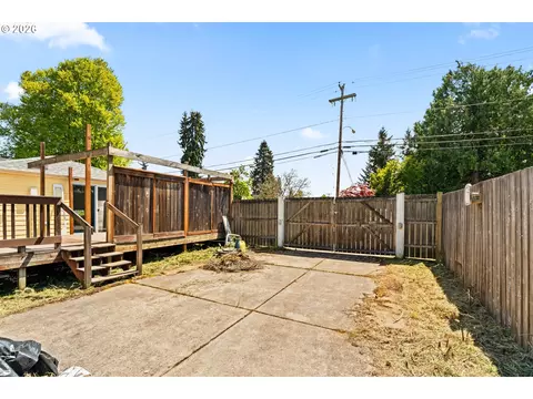Exterior - 233 Howard Ave, Eugene, OR 97404 photo 13 of 15