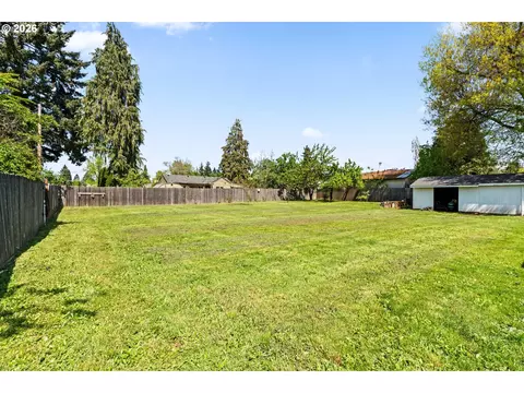 Exterior - 233 Howard Ave, Eugene, OR 97404 photo 7 of 15