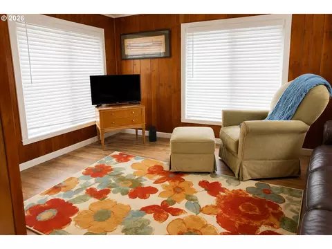 Living - 375 17th St, Springfield, OR 97477 photo 5 of 7
