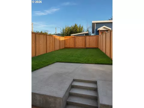 Exterior - 375 17th St, Springfield, OR 97477 photo 7 of 10