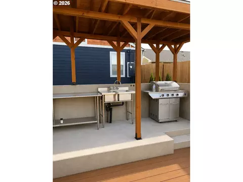 Exterior - 375 17th St, Springfield, OR 97477 photo 5 of 10