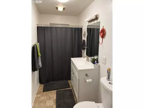 Bath - 375 17th St, Springfield, OR 97477 photo 1 of 6