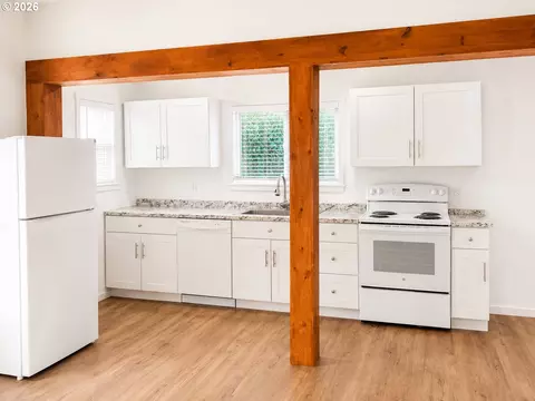 Kitchen - 375 17th St, Springfield, OR 97477 photo 7 of 7