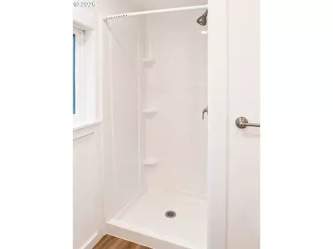 Bath - 375 17th St, Springfield, OR 97477 photo 5 of 6