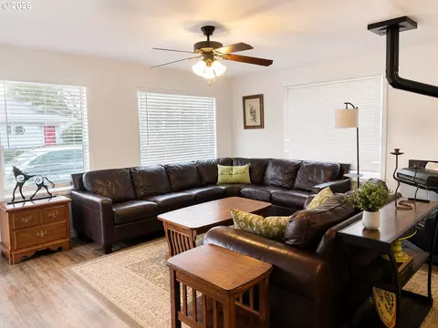 Living - 375 17th St, Springfield, OR 97477 photo 1 of 7