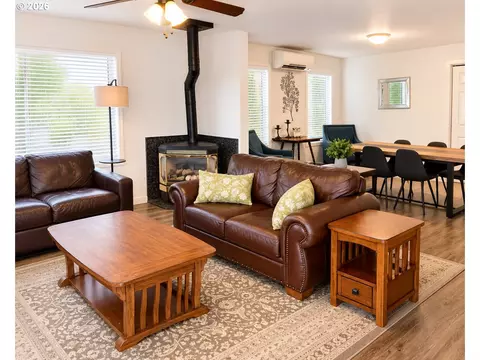 Living - 375 17th St, Springfield, OR 97477 photo 3 of 7