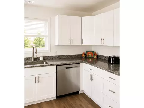 Kitchen - 375 17th St, Springfield, OR 97477 photo 4 of 7