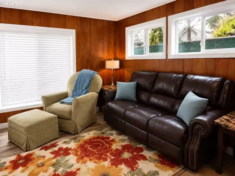 Living - 375 17th St, Springfield, OR 97477 photo 4 of 7