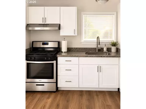 Kitchen - 375 17th St, Springfield, OR 97477 photo 1 of 7