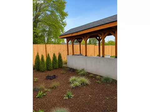 Exterior - 375 17th St, Springfield, OR 97477 photo 8 of 10