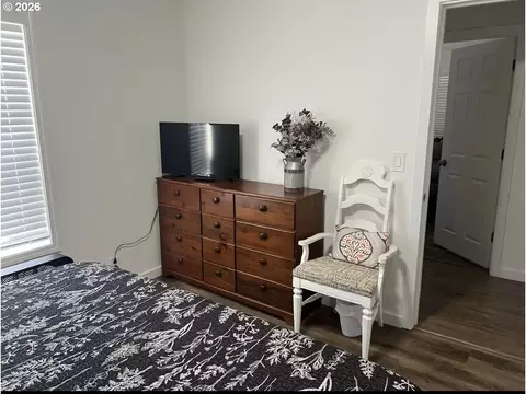 Bedroom - 375 17th St, Springfield, OR 97477 photo 3 of 4