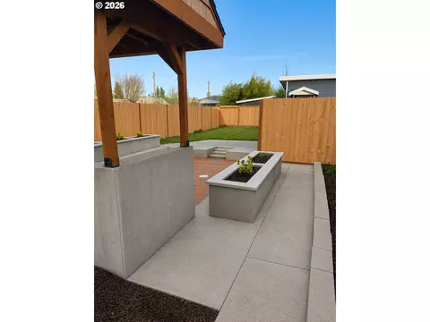 Exterior - 375 17th St, Springfield, OR 97477 photo 6 of 10