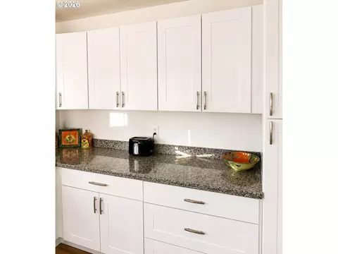 Kitchen - 375 17th St, Springfield, OR 97477 photo 3 of 7