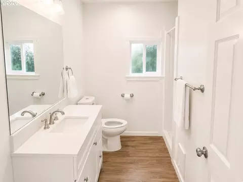 Bath - 375 17th St, Springfield, OR 97477 photo 6 of 6
