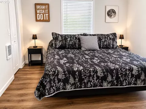 Bedroom - 375 17th St, Springfield, OR 97477 photo 2 of 4