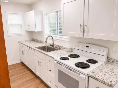 Kitchen - 375 17th St, Springfield, OR 97477 photo 6 of 7