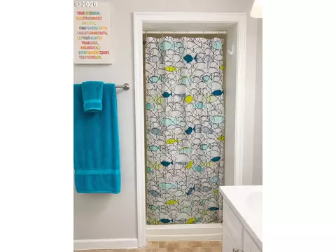 Bath - 375 17th St, Springfield, OR 97477 photo 2 of 6