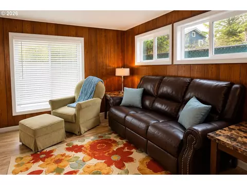 Living - 375 17th St, Springfield, OR 97477 photo 6 of 7