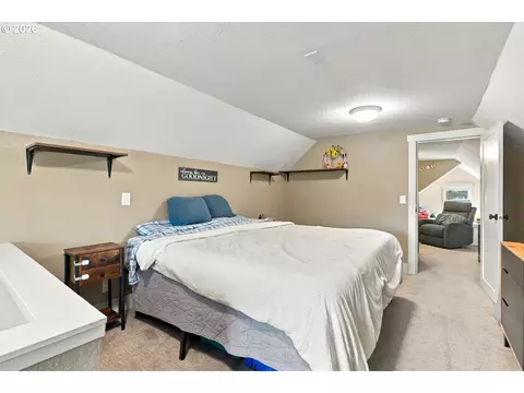 Bedroom - 4921 SE Welch Rd, Gresham, OR 97080 photo 3 of 5