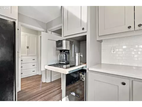Kitchen - 4921 SE Welch Rd, Gresham, OR 97080 photo 4 of 5