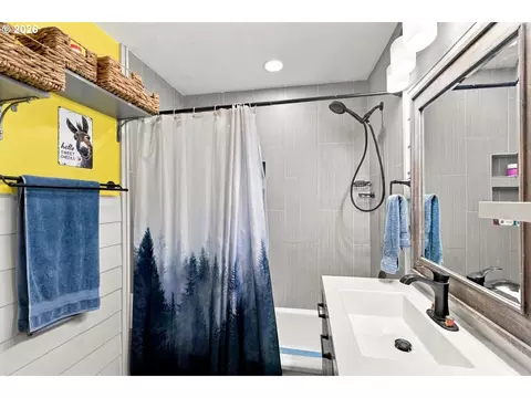 Bath - 4921 SE Welch Rd, Gresham, OR 97080 photo 1 of 1
