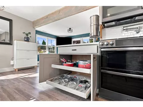 Kitchen - 4921 SE Welch Rd, Gresham, OR 97080 photo 5 of 5