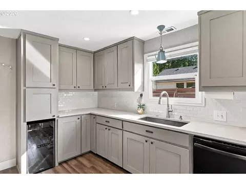 Kitchen - 4921 SE Welch Rd, Gresham, OR 97080 photo 2 of 5