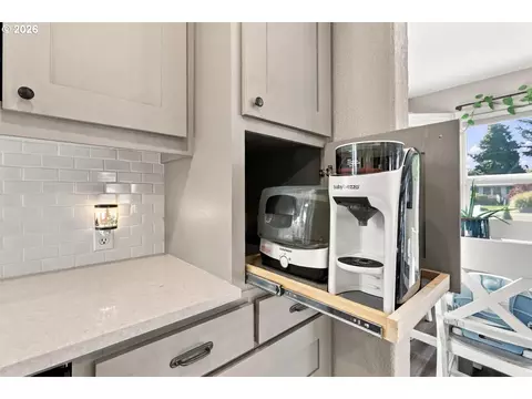 Kitchen - 4921 SE Welch Rd, Gresham, OR 97080 photo 3 of 5