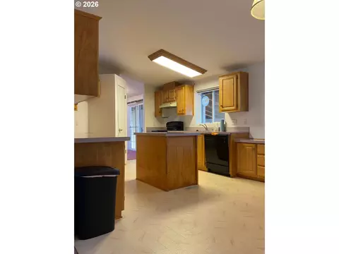 Kitchen - 1949 SE Palmquist Rd #41, Gresham, OR 97080 photo 6 of 11