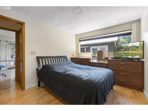 Bedroom - 65552 E Timberline Dr, Rhododendron, OR 97049 photo 2 of 4