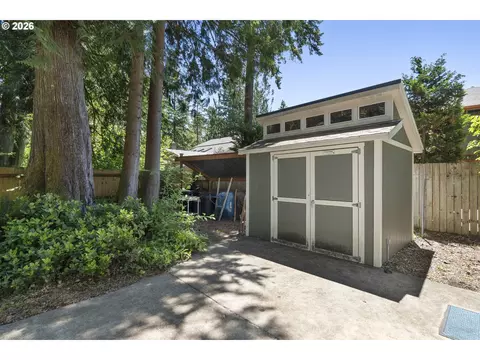 Exterior - 65552 E Timberline Dr, Rhododendron, OR 97049 photo 4 of 10