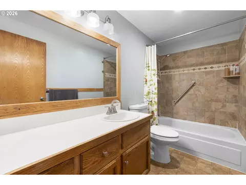 Bath - 65552 E Timberline Dr, Rhododendron, OR 97049 photo 1 of 1