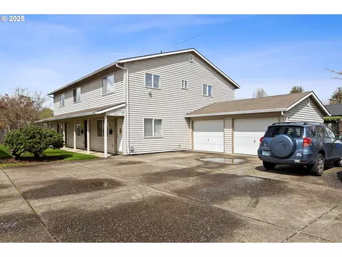 450 W Gloucester St, Gladstone, OR 97027