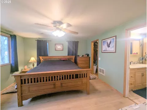 Bedroom - 71564 Palmer Junction Rd, Elgin, OR 97827 photo 2 of 3