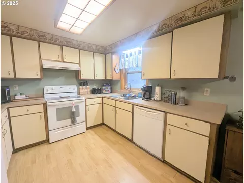 Kitchen - 71564 Palmer Junction Rd, Elgin, OR 97827 photo 1 of 4