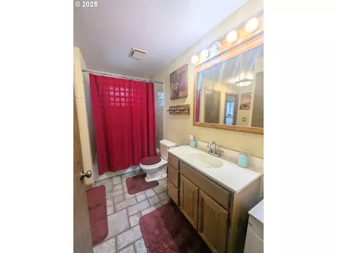 Bath - 71564 Palmer Junction Rd, Elgin, OR 97827 photo 3 of 4