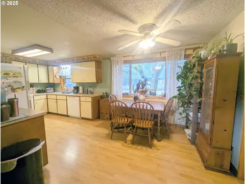 Kitchen - 71564 Palmer Junction Rd, Elgin, OR 97827 photo 4 of 4