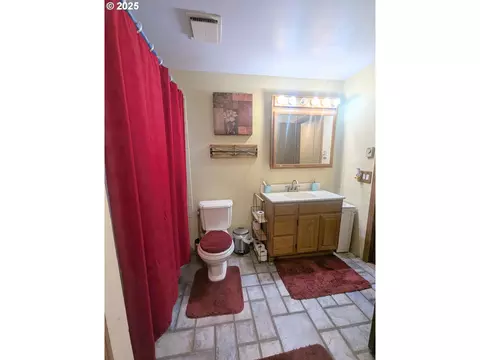 Bath - 71564 Palmer Junction Rd, Elgin, OR 97827 photo 4 of 4