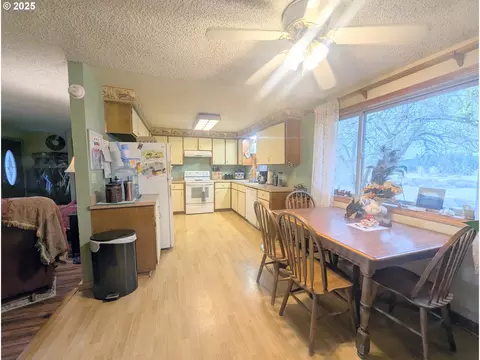Kitchen - 71564 Palmer Junction Rd, Elgin, OR 97827 photo 3 of 4