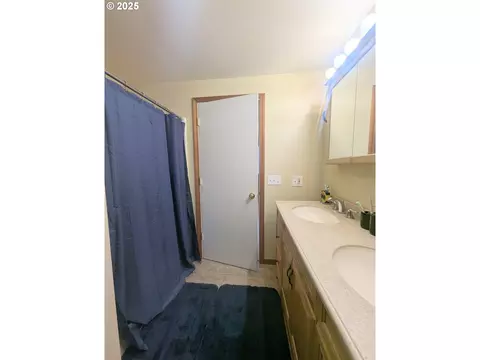 Bath - 71564 Palmer Junction Rd, Elgin, OR 97827 photo 2 of 4