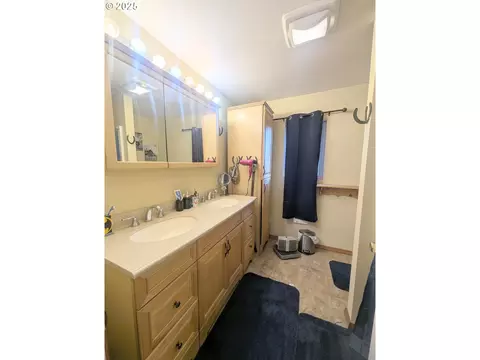 Bath - 71564 Palmer Junction Rd, Elgin, OR 97827 photo 1 of 4