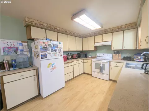 Kitchen - 71564 Palmer Junction Rd, Elgin, OR 97827 photo 2 of 4