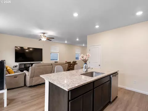 Kitchen - 4202 SW Thomas Ave, Gresham, OR 97080 photo 2 of 2