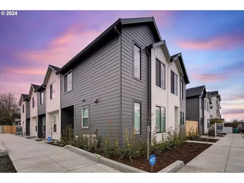 10671 NE Wygant St #8, Portland, OR 97220