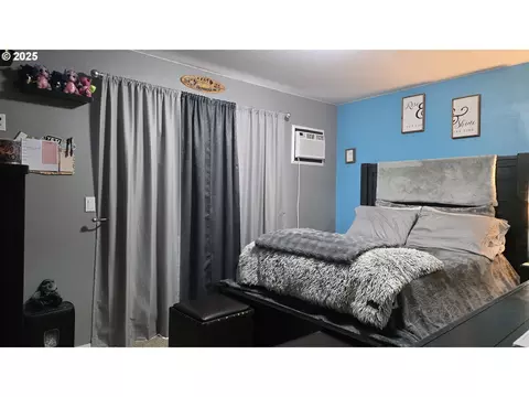 Bedroom - 934 S 46th St, Springfield, OR 97478 photo 1 of 4