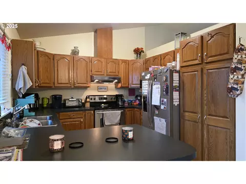 Kitchen - 934 S 46th St, Springfield, OR 97478 photo 1 of 2