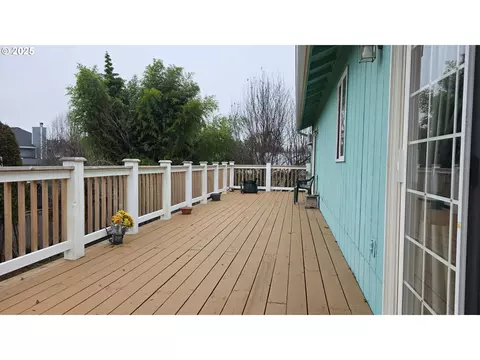 Exterior - 934 S 46th St, Springfield, OR 97478 photo 4 of 12