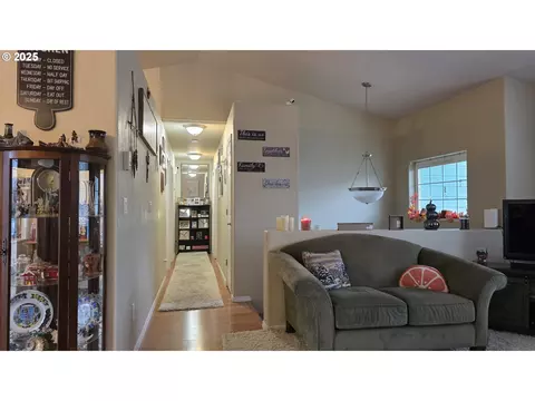 Entry Way - 934 S 46th St, Springfield, OR 97478 photo 1 of 1