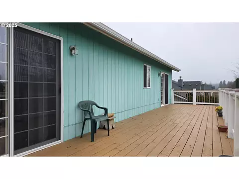 Exterior - 934 S 46th St, Springfield, OR 97478 photo 6 of 12