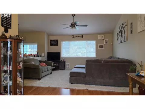 Living - 934 S 46th St, Springfield, OR 97478 photo 1 of 5